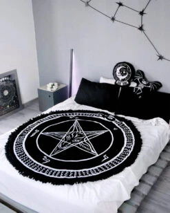 Runde Black Mass Tagesdecke KILLSTAR -Halloween Kostüme Rabatte killstar black mass tagesdecke rund gothic deko und wohnaccessoires 52099