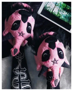 Dark Lord Plüsch Hausschuhe Rosa KILLSTAR -Halloween Kostüme Rabatte killstar dark lord baphomet pluesch hausschuhe dark lord bubblegum slippers killstar geschenke und wohnaccessoires 50936 3