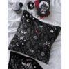 Devils Details Kissenbezug KILLSTAR -Halloween Kostüme Rabatte killstar devils details kissenbezug killstar devils details cushion cover gothic homeware 51933 01