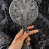 Lord Of Night Handspiegel KILLSTAR -Halloween Kostüme Rabatte killstar lord of night handspiegel killstar kosmetik spiegel killstar accessoiress gothic accessoires und geschenkartikel killstar lord of night hand mirror 53516
