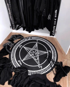 Runder Black Mass Teppich KILLSTAR -Halloween Kostüme Rabatte killstar runder black mass teppich gothic und halloween wohungsdeko und accessoires 52097 2