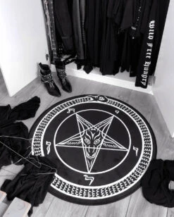Runder Black Mass Teppich KILLSTAR -Halloween Kostüme Rabatte killstar runder black mass teppich gothic und halloween wohungsdeko und accessoires 52097