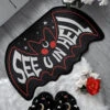 See U In Hell Fußmatte KILLSTAR -Halloween Kostüme Rabatte killstar see u in hell fussmatte killstar teppich gothic fussmatte gothic tuervorleger gothic wohnaccessoires gothic dekoration und geschenkartikel 54018
