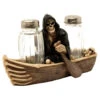 Salz & Pfefferstreuer - Sensenmann In Fähre 2 Salz & Pfefferstreuer - Sensenmann In Fähre -Halloween Kostüme Rabatte salz und pfefferstreuer grim reaper im boot salt and pepper set grim reaper in boat gothic deko 51190 01